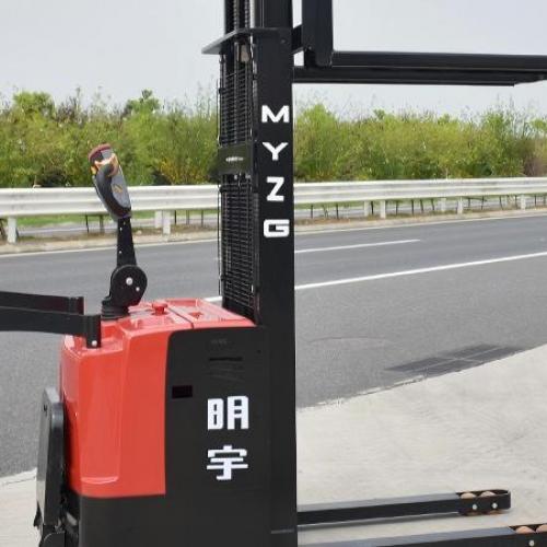 Каковы плюсы и минусы использования straddle stacker против уравновешивающего stacker?