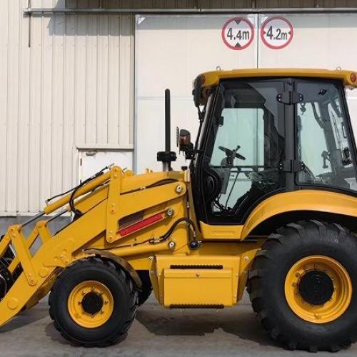 Как безопасно управлять погрузчиком backhoe?